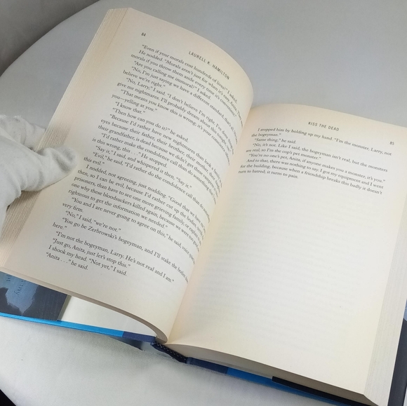 Kiss The Dead, Anita Blake Vampire Hunter Hardback Book by Laurell K. Hamilton - Picture 13 of 13